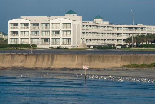 Casa Del Mar Beachfront Suites image 13